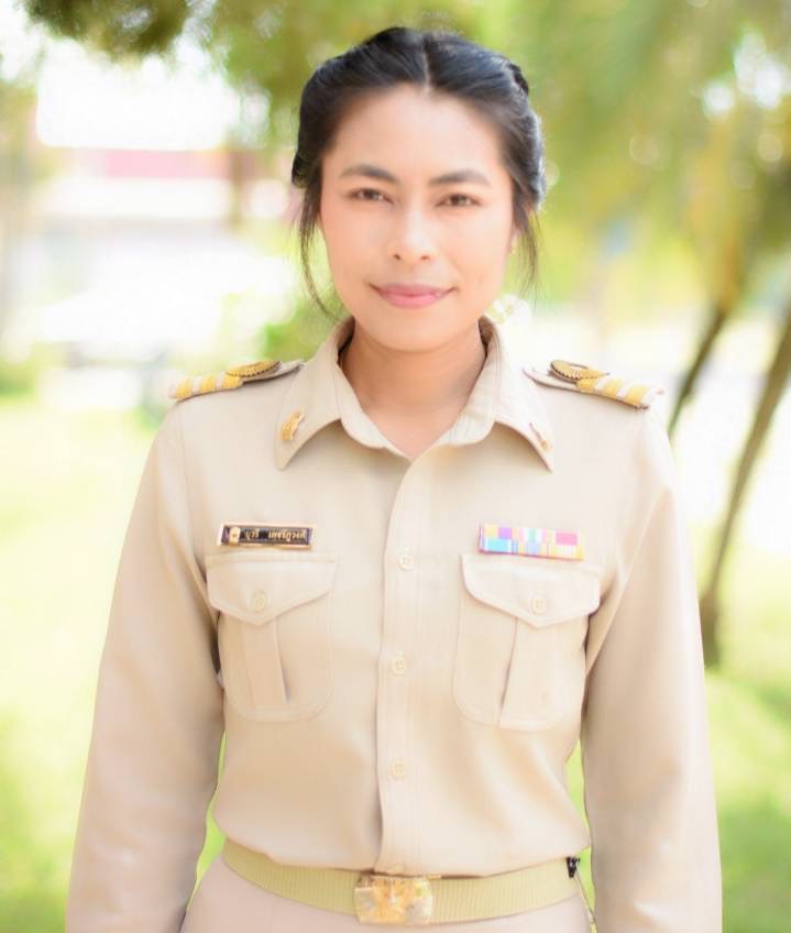 นางสาวยุวรี เพชร์ภูวงศ์ 