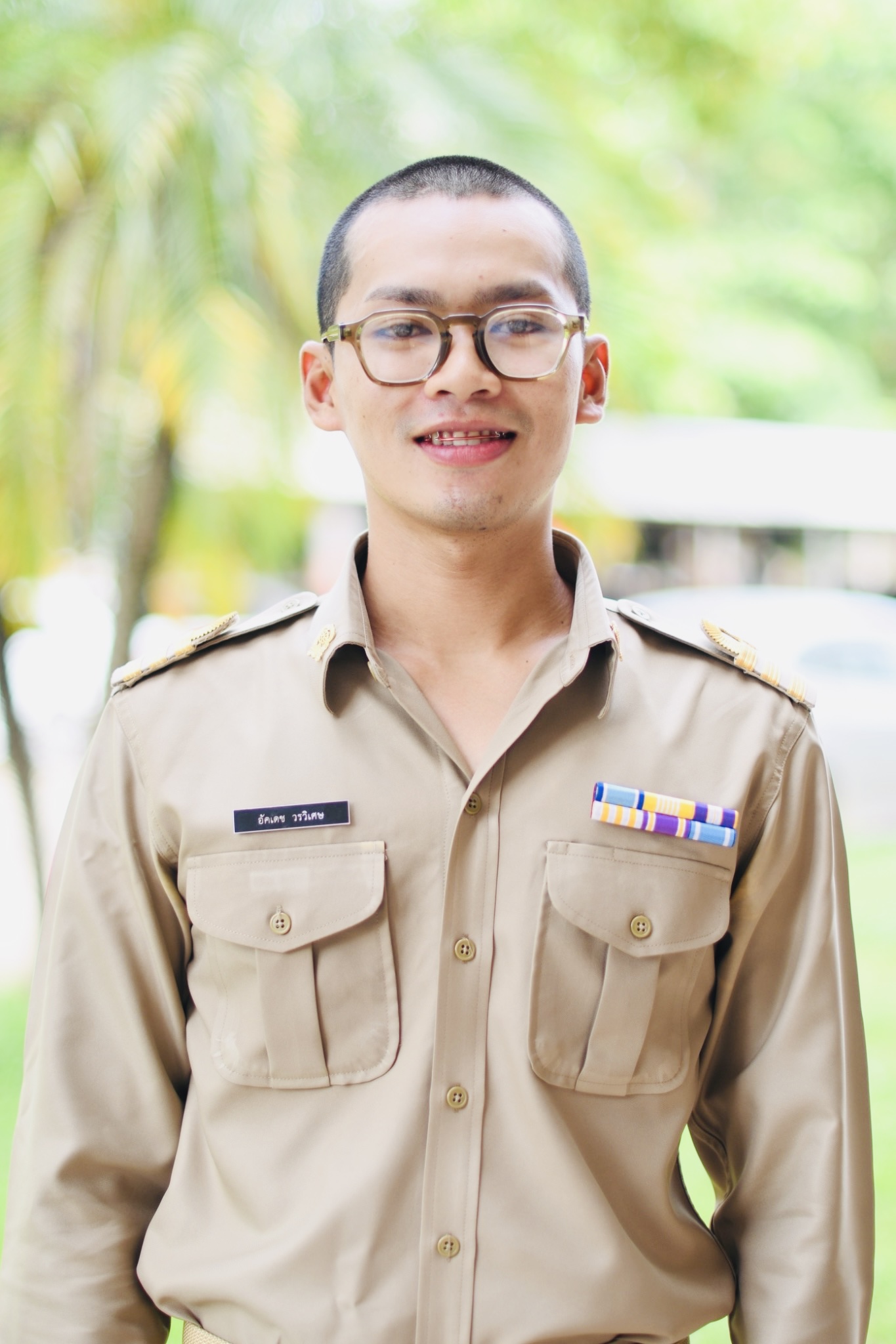 นายอัคเดช วรวิเศษ 